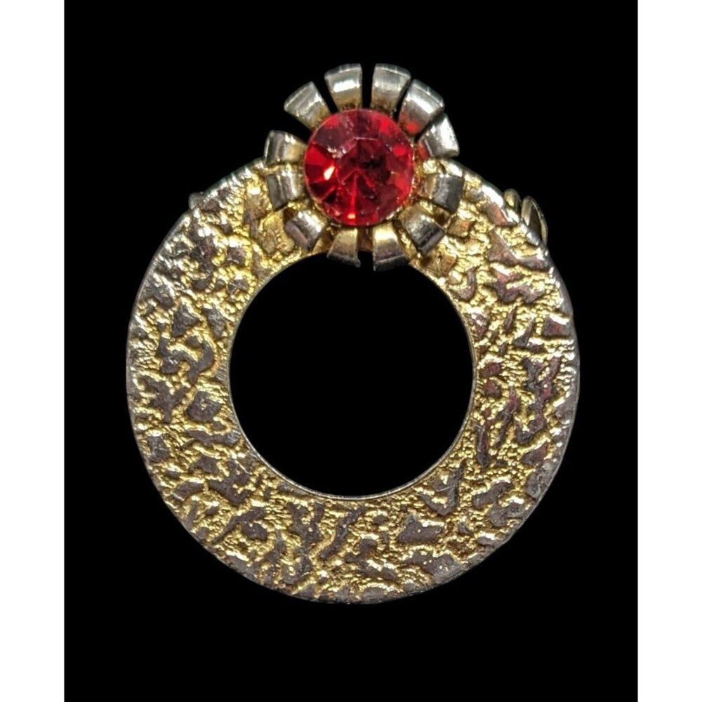 Vintage Elegant Textured Gold Tone Open Circle Brooch With Red Rhinestone